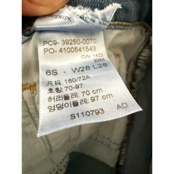 Levi's | Classic Straight Fit Women's Jeans in Medium/Light Wash | Sz 6 - Picture 8 of 8